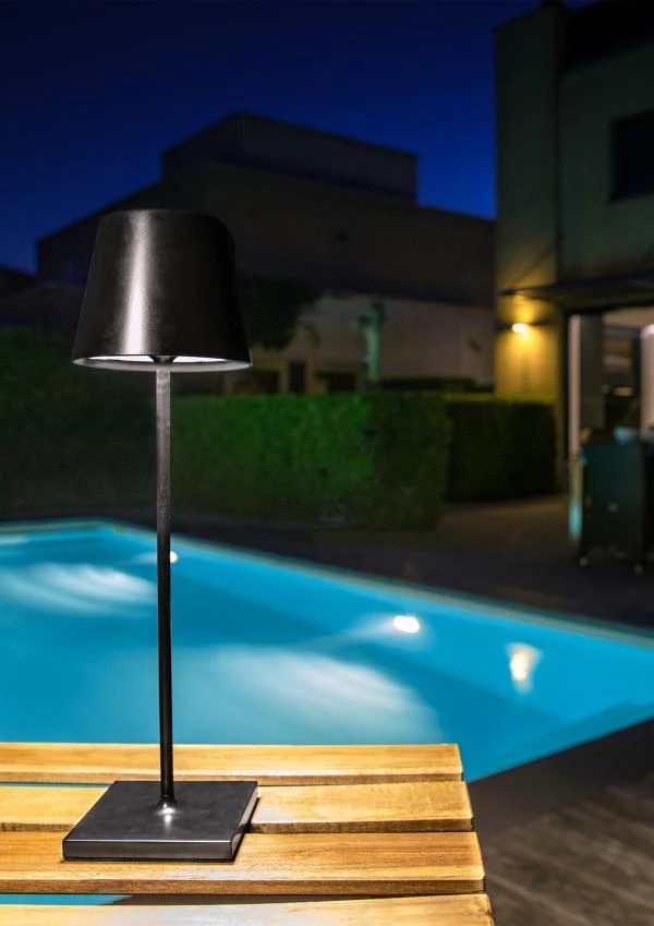 Lucide JUSTIN - Lampe de table Rechargeable Intérieur/Extérieur - Batterie/Piles - Ø 11 cm - LED Dim. - CCT - 1x2,2W 2700K/3000K - IP54 - Noir - ambiance 1